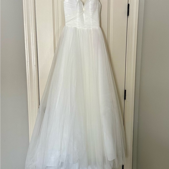 Elegant Ivory Spaghetti-Strap Tulle Wedding Gown - Picture 10 of 16